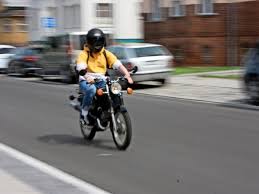 Ebenso darf weiterhin ein mofa führen, wer vor dem 01.04.1965 geboren wurde, da es bis zu diesem stichtag keine prüfbescheinigung für das führen von mofas bedurfte. Mopedfuhrerschein Mit 15 In Brandenburg Jugend Ist Motiviert Und Meist Unfallfrei