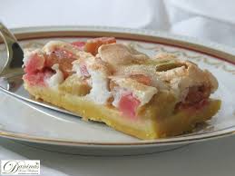 Der rhabarberkuchen ist unglaublich saftig und mit der luftigen baiserhaube knusprig und cremig lecker. Rhabarberkuchen Mit Baiser Daninas Kunst Werkstatt