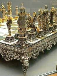 شطرنج من الذهب الخالص المموه بالمينا الملونة و مرصع بالماس من مقتنيات فاروق الاول اهداء من شاه ايران محمد رضا بهلوي chess set chess chess board