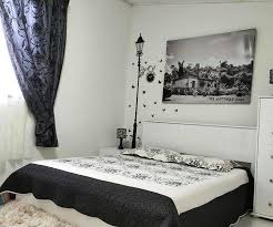Anggapan mereka, warna tersebut hanya akan menggelapkan keseluruhan rumah dan membuatkan ruang dalam kediaman lebih sempit. Deko Bilik Tidur Tema Hitam Putih Rumah Kebun Dengan Diy Kreatif Frame Hias My