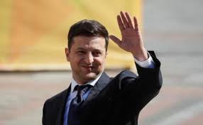 Вчера прошла инаугурация президента украины владимира зеленского, которая сразу же стала темой для обсуждения в сети, а также вызвала появление множества шуток и мемов. Zelenskij Napisal Formulu Budushego Dlya Ukrainy Ukrainskaya Pravda