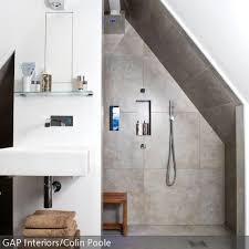 Der Raum Mit Steilen Dachschragen Fungiert Als Bad Die Ebenerdige Dusche Ist Ausgestattet Mit Grauen Badezimmer Dachschrage Duschnische Badezimmer Mit Schrage