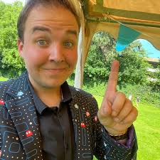 GOOCHELAAR ARJEN 🪄 Zo nu en dan mogen we nog eens ons gewoon  goochel-kostuum aantrekken, fijn toch? 🥳 Afgelopen zondag waren we te gast  in WZC Mater Amabilis in Wervik met een