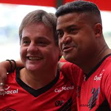 Eles sabiam que tinham sido convidados pra um dia de atleta no CAT do Caju.  Mas nem imaginavam todas as surpresas que a gente tinha preparado pra eles!  Assim foi a ação