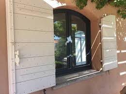 Quelle Est La Difference Entre La Fabrication De Nos Volets Provencaux Et Celles Des Industriels Boiseries Provencale Volet Volet Bois Idees Pour La Maison