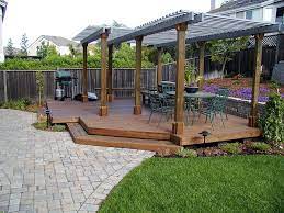 Low Decks Fur Die Tollen Erganzungen Outdoor Pergola Backyard Pergola Deck Designs Backyard