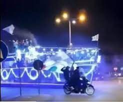 Una nave si aggira per Napoli, l'ultima follia scudetto. Tifosi in festa sul ponte