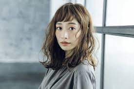 おしゃれ女子を中心に人気の オン眉 ですが ずっしりと重めのパッツン前髪だと子どもっぽくなってしまうのも事実 そこでアラサー女子におすすめなのが軽めの オン眉前髪 チョッピーバング です 前髪をシースルーにし抜け感をプラスすることで 大人女子でも気軽に