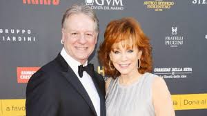 Reba mcentire is hoping fans will follow her advice and practice social distancing after revealing she and her boyfriend, rex linn, caught coronavirus despite both getting vaccinated. Reba Mcentire Looks Happy As Ever In Set Of Photos With Boyfriend Skeeter Classic Country Music