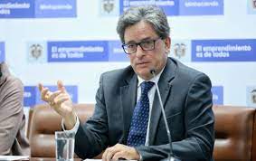 Duque acepta oficialmente la renuncia de alberto carrasquilla al minhacienda. Fvbzpbmfraka8m