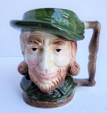 Keramische Toby-mok met man met roodbruin haar en baard met groene hoed