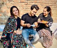 Listen to shoaib ibrahim latest movie songs. Deepika Kakkar Did This Work For Shoaib Ibrahim While Staying At Home Newstrack English 1