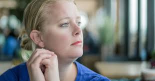 Uusi tutkimus vihjaa, että sosiaalisen ahdistuksen voi voittaa kieltämällä  ajatukset, jotka sitä pahentavat. Jos olet ihminen, joka paitsi vatvoo  asioita ennen tärkeää tapahtumaa, myös uskoo sen olevan hyödyllistä, niin  nämä löydökset vihjaavat,