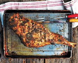 Gigot d'agneau rôti, sauce à l'ail le gigot d'agneau, un grand classique qui trône souvent sur nos tables de pâques. Gigot D Agneau Aux Fines Herbes Et Au Citron Chatelaine