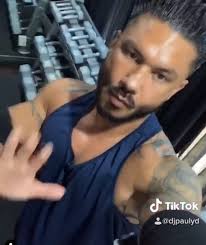 Paul 'dj pauly d' delvecchio is sporting a new natural 'do! Dj Pauly D Washed Out His Hair Gel To Show Off Natural Curly Locks And He Looks So Hot 22 Words