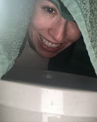 TU AMIGA LA MENOS DRAMÁTICA 🪆🌊🤧 Como ya sabéis, porque soy una persona  muy pesada y todo lo cuento, llevo enferma varios días. Mirando mi carrete  me he dado cuenta de la