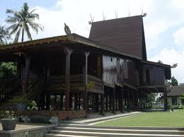 Saking banyaknya, mungkin hanya segelintir orang yang pernah melihat semua gambar mungkin juga, sebagian rumah adat yang pernah kita lihat hanyalah gambaran rumah adat yang populer atau asal muasalnya dekat dengan lingkungan kita. 5 Rumah Adat Di Kalimantan Beserta Penjelasan Dan Gambarnya Rumah123 Com