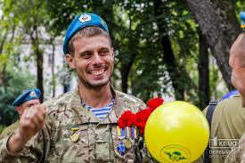 Однако с 2014 года бойцы вдв отказались от этой традиции. Den Vdv Desantniki V Golubyh Beretah Proshli Po Ulicam Krivogo Roga Novosti Dnipro Dnipro Na Depo Ua