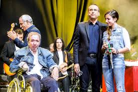 Oggi francesco nuti si trova in una struttura, in quanto necessita di assistenza continua che a casa non potrebbe essere garantita e la figlia ginevra è la sua tutrice legale: Francesco Nuti Cade Di Nuovo Tgcom24