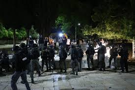 Israeli soldiers m asjid al aqsa mai ghus gai masjid ki bai hurmati ki namazion ko namaz pehern sa roka is se pehl bi wo qibla. V8clokv2vahcdm
