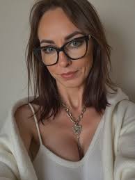 Eva has sent you a photo: "Is this too NAUGHTY for Threads? 👀” Like to  open ❤️