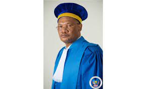 Le juge dieudonné kaluba a été élu président de la cour constitutionnelle de la république démocratique du congo (rdc) le 20 avril 2021 à kinshasa par ses pairs. Congo Kinshasa Dieudonne Kaluba Dibwa Elu President De La Cour Constitutionnelle Allafrica Com