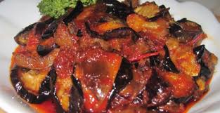 Pertama, silahkan haluskan bawang merah, cabai keriting dan tomat secara merata dengan menggunakan ulekan hingga halus. 17 Resep Terong Balado Spesial Dari Berbagai Daerah Rekomended