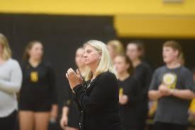 Wood recovers from shaky start to win opening round