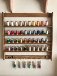 100均diy 100均の材料で作るハンドメイド好き必見 糸立てスタンド 100均 diy クラフトルームデザイン 収納 裁縫道具