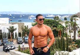 Bachelorette movie reviews & metacritic score: Meet The Love Story Bachelor The Modern Prince Who Will Grab The Hearts Of Many Girls
