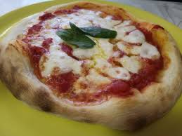 Pizza Napoletana Fatta In Casa Ricetta Nel 2020 Ricette Pizza Napoletana E Idee Alimentari