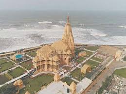 This arrangement separates families after darshan and people get lost. Archaeological Department Revealed There Is Also A Three Storey Building Under The Somnath Temple Under The Somnath Temple Is A 3 Storey Building And Buddhist Caves Examined Up To 12 Meters Inside The