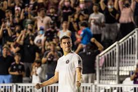 Robert reached its highest rank of #1 in the u.s. Un Companero Para Brereton Robbie Robinson Belmar La Nueva Apuesta De Habla Inglesa En La Roja La Tercera