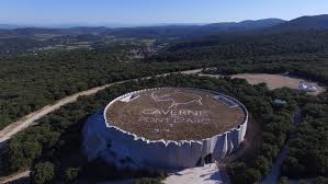 Sa construction a débuté en octobre 2012 et elle a été ouverte au public en 2015. Site Touristique Reconstitution De Grotte Centre De Decouverte Grotte Chauvet 2 Ardeche Anecat Grottes De France