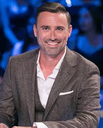 Τα όσα είπε ο γιώργος καπουτζίδης στον νίκο χατζηνικολάου το βράδυ της δευτέρας σχετικά με το ενδεχόμενο να αποκτήσει ένα παιδί σε μια κοινωνία που δεν το επιτρέπει αυτό στους γκέι. Me Ton Giwrgo Kapoytzidh Gnwrizomaste Elaxista H Dhmosia Topo8ethsh Toy Me Ekane Na Fthis Gr