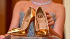 Reste que la puissance de la marque manchester united n'est plus à démontrer et son aura tout autour du monde et dans les cinq continents garantissent au club anglais de solides revenus. La Paire De Chaussures La Plus Chere De L Histoire Vendue Aux Encheres Capital Fr