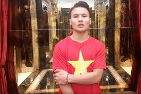Hải quay xe để chụp ảnh đã làm nhiều dân mạng rất chú ý. Quang Háº£i Ngá»¡ Ngang Khi Ä'Æ°á»£c Quáº£n Ly Bá»Ÿi Má»™t Cong Ty Ä'á»©c