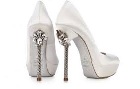 Scarpe sposa chiuse tacchi alti raso bianco avorio rosse spilla brillante. Particolare Gioiello Su Scarpe Sposa Con Tacco Alto Scarpe Da Sposa Scarpe Tacco Alto