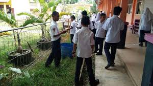 Amal semua buat kepentingan semua, keringat semua buat kebahagiaan semua. Gotong Royong Hari Pertama Masuk Sekolah Steemit