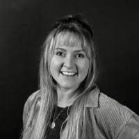 Lori Almeida's Instagram, Twitter & Facebook