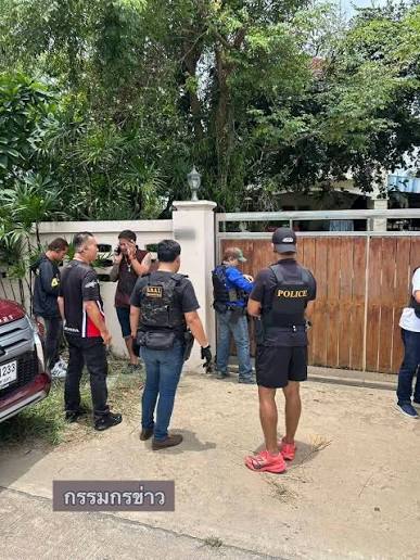 คาด 'ยิงปู่กับย่า' ก่อนจะมาก่อเหตุกราดยิงที่โรงเรียน 'เทศบาลเมืองบางคูรัด'  ถึงบ้านนักเรียนอายุ 14 ปี ผู้ก่อเหตุกราดยิงในโรงเรียน  ยืนยันพบผู้เสียชีวิตเป็น 'ปู่กับย่า' ของนักเรียนผู้ก่อเหตุ รับแจ้งว่า  ได้ทำการก่อเหตุยิงปู่กับย่า ก่อนจะมาทำการกราดยิงที่ ...