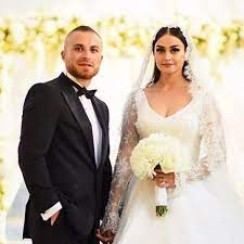 Beşiktaşlı gökhan töre ile oyuncu esra bilgiç'in iki yıllık evliliği sona erdi. Esra Bilgic Ile Gokhan Tore Bosandi