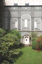 Au Bout Du Jardin Une Fontaine Avec Tete De Lion Et Un Mur Habille De Treillage Sur Mesure Cette Realisation En Trompe Jardin Maison Jardins Jardin Exterieur