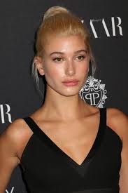 Hailey Baldwin Goes Brunette With Golden Highlights Brown Blonde Hair Model Hair Hair Flip