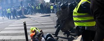 L'âne bâté se rue sur cet homme sans ménagement. 1er Mai Un Policier Introduit Sa Matraque Dans Le Pantalon D Un Manifestant Video