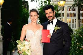 Uzun süredir mutlu bir birliktelikleri olan, en beğenilen çiftlerden fahriye evcen ve burak özçivit, geçtiğimiz gün almanya'da nişanlandı! Fahriye Evcen Burak Ozcivit In Kardesi Burcun Ozcivit I Sildi Magazin Haberleri Magazin Haberleri