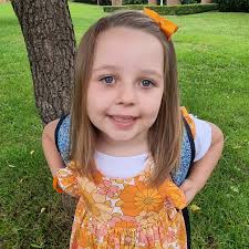 A late but exciting start to school for our baby. Even more exciting was  the fact that she got to wear her favourite @finding_alice_clothing dress  as it was Harmony day 🧡