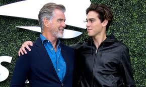 Check spelling or type a new query. Pierce Brosnan Un James Bond Reconvertido En Pintor Columna Digital