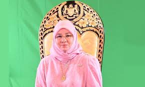 Telatah lucu kbdymm rpa tunku hajah azizah aminah maimunah iskandariah ketika menyampaikan ijazah. Be Brave Queen Tells Young People