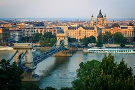 Budapest, splendida capitale dell'ungheria, è divisa in due dal danubio. Gnsqpaom 4jcxm